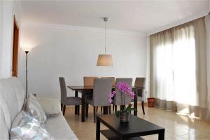 een woonkamer met een tafel en een eetkamer bij Port-Beach Alicante 1 in Alicante