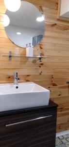 ザコパネにあるWilla na Wilcznikのバスルーム(白い洗面台、鏡付)