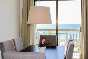 a dining room with a table and a view of the ocean at Port-Beach Alicante 1 in Alicante