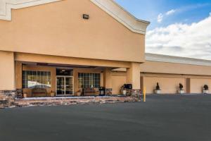 un edificio con un parcheggio antistante di Quality Inn & Suites a Indiana