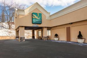 Un edificio con un cartel en el frente. en Quality Inn & Suites, en Indiana