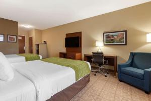 佩吉的住宿－Comfort Inn & Suites Page at Lake Powell，酒店客房 - 带两张床、一张桌子和一把椅子