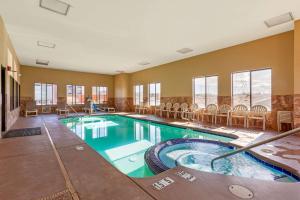 een groot binnenzwembad in een hotelkamer bij Comfort Inn & Suites Page at Lake Powell in Page