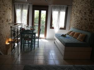 - un salon avec un lit et une table ainsi qu'une salle à manger dans l'établissement Agalide, à Kíssamos