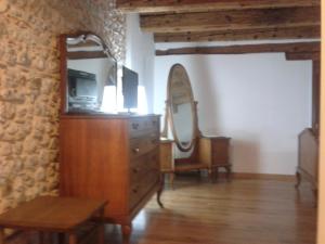 a room with a wooden dresser and a mirror at Alloggio Agrituristico Conte Ottelio in Pradamano