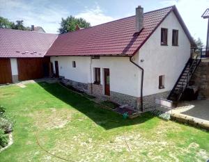 Byggingin sem gistikráin er í