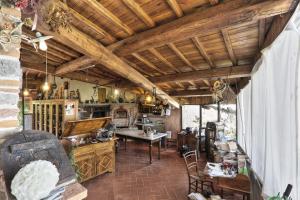 Il comprend une cuisine avec des plafonds en bois, une table et des chaises. dans l'établissement Casa Vacanze La Porta, à Vinci