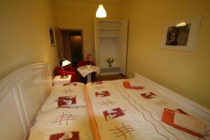 sypialnia z łóżkiem z chińskim napisem w obiekcie Apartment No. 12 Tržiště 29 w Karlowych Warach