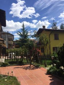 a house with a fence in front of a courtyard at Villa Romeo - Acero Rosso in Rovetta