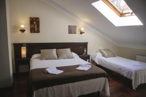 Un pat sau paturi într-o cameră la Hospedium Hotel La Fuente