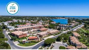 uma vista aérea de um resort com o logótipo do mar em Lakeside Country Club - Apartamentos Turísticos em Quinta do Lago