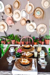 une table avec des assiettes et des bols de nourriture dans l'établissement Kilombo Villas & Spa, à Pipa