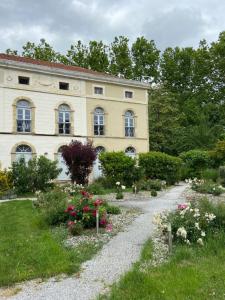 einen Garten mit Blumen vor einem Gebäude in der Unterkunft Le Gîte du Château in Auriac-sur-Vendinelle