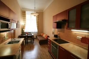 eine Küche und ein Wohnzimmer mit einem Sofa und einem Tisch in der Unterkunft Apartment No. 19 Jaltská 3 in Karlsbad