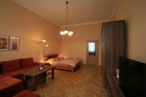 ein Wohnzimmer mit einem Sofa und einem Bett in der Unterkunft Apartment No. 19 Jaltská 3 in Karlsbad