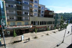 une rue vide devant un grand bâtiment dans l'établissement Apartment No. 25 T.G.Masaryka 13 s výtahem, à Karlovy Vary