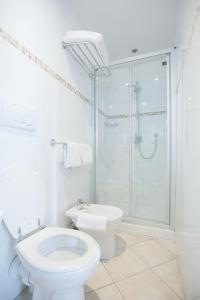 un bagno bianco con wc e doccia di Hotel Angelica Firenze a Firenze