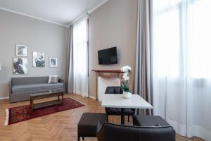 Televízia a/alebo spoločenská miestnosť v ubytovaní Hotel Palazzo Martinelli Dolfin