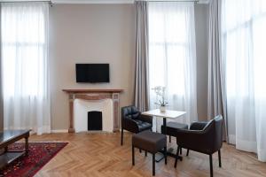 Televízia a/alebo spoločenská miestnosť v ubytovaní Hotel Palazzo Martinelli Dolfin