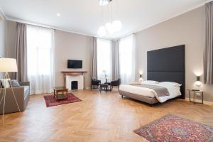 una camera con letto e un soggiorno di Hotel Palazzo Martinelli Dolfin a Venezia