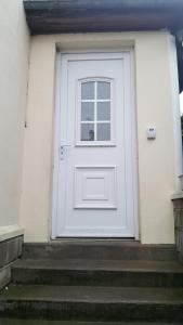 uma porta branca com uma janela numa casa em Pavillon au pied du RER B à 5 minutes de Paris et 30 MN Stade de France em Cachan