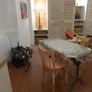 Maison d'hôtes Une hirondelle en Provence的休息区