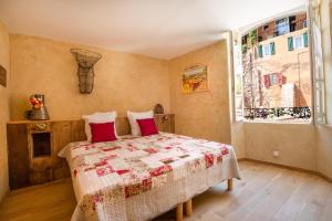Maison d'hôtes Une hirondelle en Provence客房内的一张或多张床位