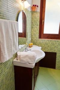 ein Bad mit einem Waschbecken und einem Spiegel in der Unterkunft Helimos Bed&Breakfast Segesta Temple-Castellammare in Calatafimi