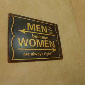 a sign that says men to the left because women are always right at Maison d'hôtes Une hirondelle en Provence in Roussillon