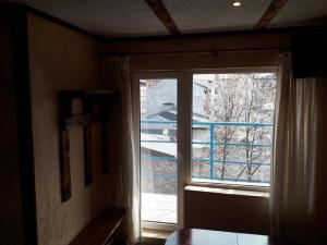 ein Fenster in einem Zimmer mit Blick auf einen Balkon in der Unterkunft Rooms43 in Sofia