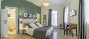 una camera con letto e scrivania di Grand Canal Suite by Wonderful Italy a Venezia