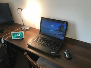 a laptop computer sitting on a desk with a mouse at Guesthouse Kreutzer in Chino