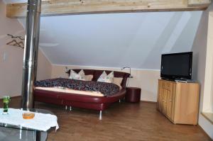 A television and/or entertainment centre at Ferienhaus Backstuber