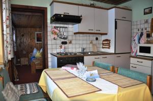Kuchyň nebo kuchyňský kout v ubytování Ferienhaus Backstuber + 32 fotografií