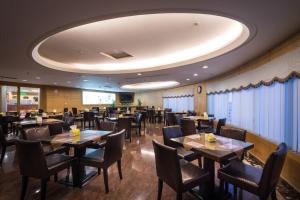 une salle à manger avec des tables et des chaises dans l'établissement Guide Hotel Zhongli Zhongzheng, à Zhongli