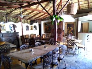 um restaurante com mesas e cadeiras num quarto em Hotel Coco Plaza em Las Terrenas