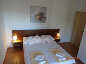1 dormitorio con 1 cama con 2 almohadas en Apartments Antea & Magdalena en Pirovac