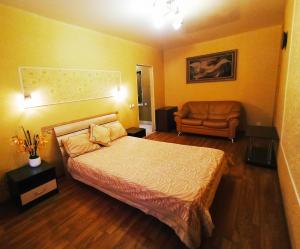 ヤロスラヴリにあるApartment on prospekt Lenina 53のベッドルーム1室(ベッド1台、椅子付)