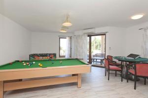 O masă de biliard de la Villa UNDINA - luxury holiday house near beaches for big group
