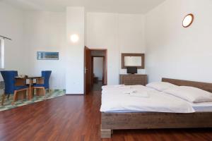 Un pat sau paturi într-o cameră la Villa UNDINA - luxury holiday house near beaches for big group