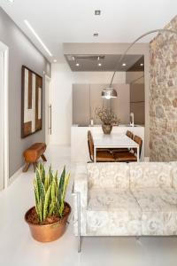 een woonkamer met een bank en een tafel bij Spectacular by Sebastiana Group in San Sebastian