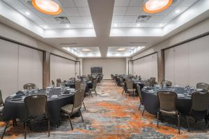 Zona de afaceri și/sau sala de conferințe de la Holiday Inn & Suites Memphis Southeast-Germantown by IHG +16 fotografii