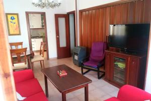 Μια τηλεόραση ή/και κέντρο ψυχαγωγίας στο bonito apartamento centro onil
