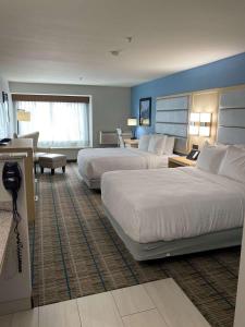 um quarto de hotel com duas camas e uma secretária em Best Western Brigham City Inn & Suites em Brigham City