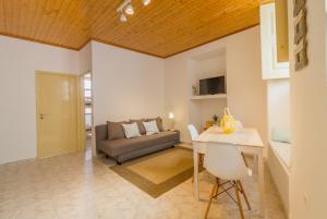 sala de estar con sofá y mesa en Casa confortável no centro da cidade en Figueira da Foz