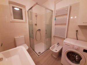 ツレスにあるApartments Renato Mužić Cresのシャワー、トイレ、洗面台を備えたバスルーム