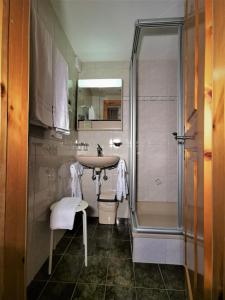 Hotel Walliserhof-Leukerbad-Thermeにあるバスルーム