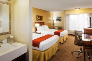 Postel nebo postele na pokoji v ubytování Holiday Inn Express Simi Valley by IHG