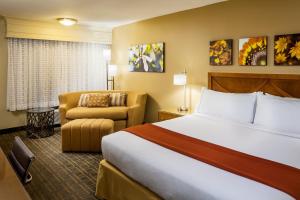 Postel nebo postele na pokoji v ubytování Holiday Inn Express Simi Valley by IHG