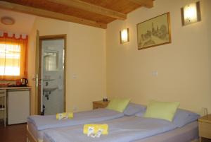 1 dormitorio con 2 camas y baño con lavamanos en Apartments & Rooms BARBARA, en Umag